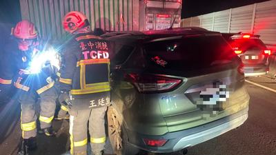 快訊/台61線嚴重車禍!聯結車、2轎車、重機連環撞 40歲男受困命危