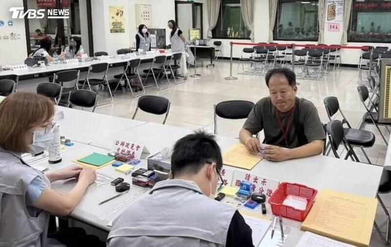 退休警員蕭湘瀚登記參選桃園市議員。(圖/桃園市選委會提供)