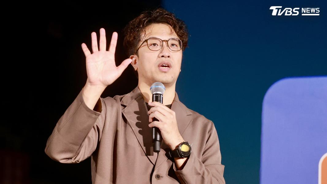 沈伯洋積極與選民互動。(圖/華子琛攝)