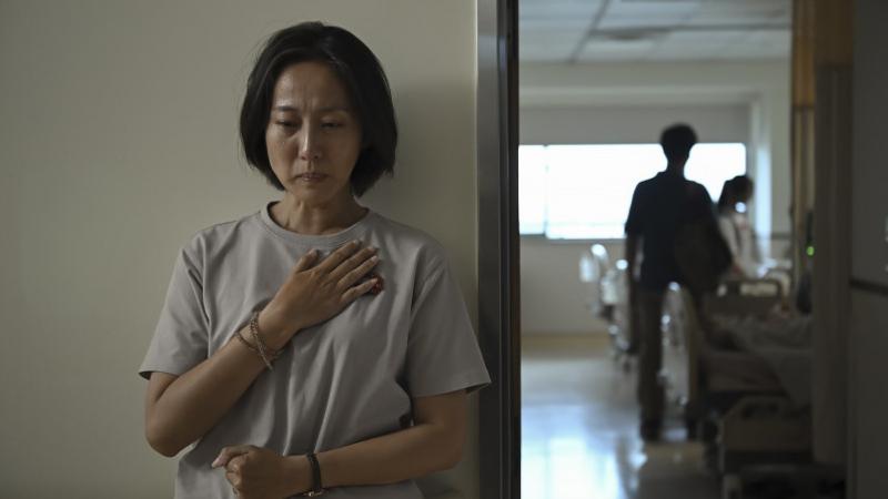 張詩盈在《有用的人》中飾演為家庭拚命付出的媽媽,努力成為家人眼中「有用的人」。(圖/高二電影提供)