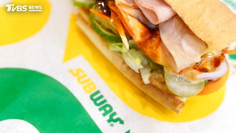 SUBWAY昨(17)日發布聲明,承認巴馬乾酪粉料含不符合規範的原料,故下架回收,同時千島醬先前受致癌油事件影響下架。(圖/Shutterstock達志影像)