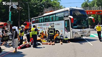 快訊/公車輾新加坡嬤...搶救3天不治 司機遭過失致死送辦