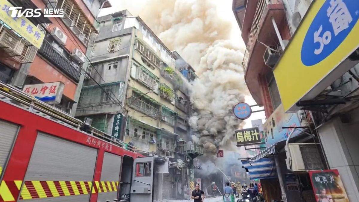 基隆早餐店爆烈火!「劈哩啪啦」突傳爆裂聲 整棟斷電住戶急逃