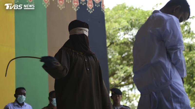 印尼亞齊省(Aceh)昨(17)日再度公開執行伊斯蘭教法鞭刑。(圖/達志影像美聯社)