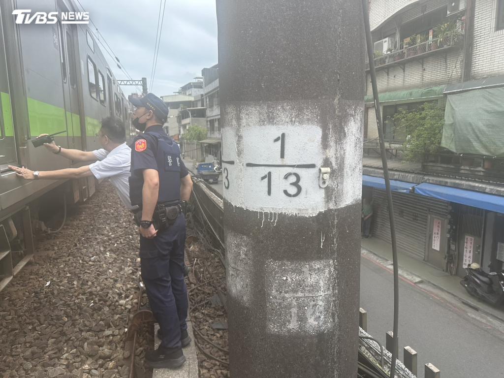 黃男依涉嫌公共危險罪帶回偵辦，相關狀況於上午9時47分排除。（圖／TVBS）