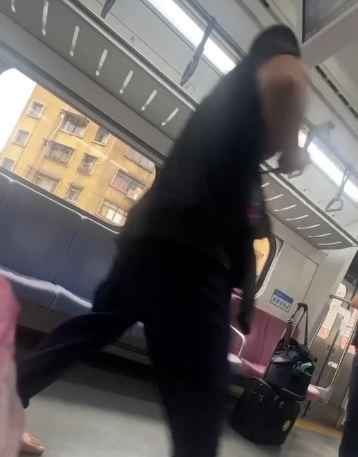 警方隨後到場將男子控制住，現場氣氛一度緊張。（圖／民眾提供）