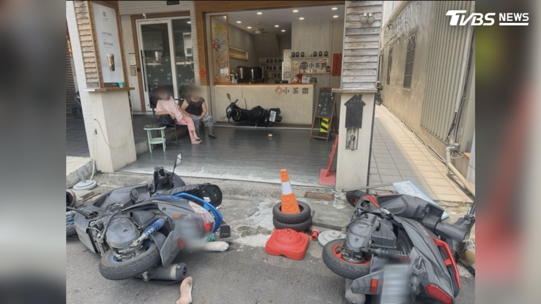 機車先是撞倒門口停放的兩部機車,接著直接衝向櫃檯。(圖/TVBS)