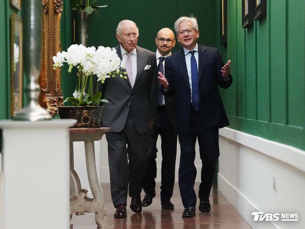 黃仁勳昨(17)日在蘇格蘭出席由英王查爾斯三世（King Charles III）召集的AI峰會（圖／達志影像美聯社）