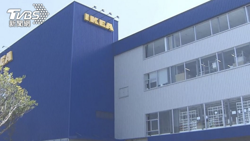 IKEA男顧客不滿父女站在旁邊等位置,嗆聲還假摔潑醬。(圖/TVBS資料畫面)
