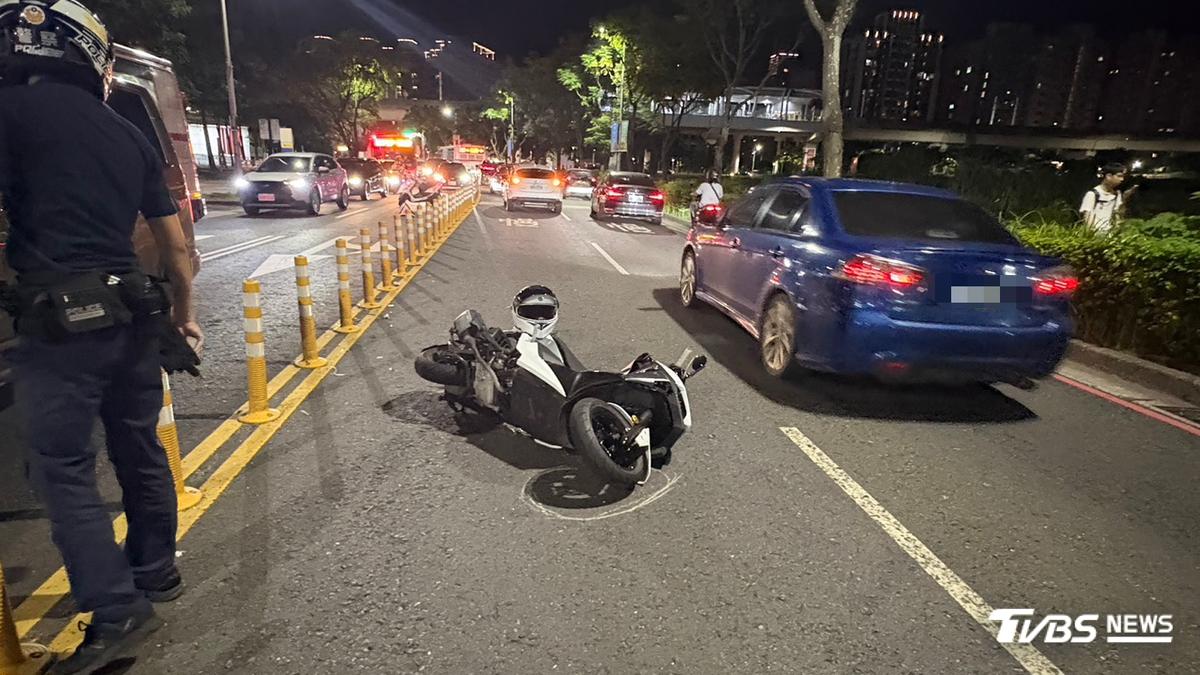 淡水廂型車跨雙白線!18歲騎士撞上「滑至對向」驚險畫面曝