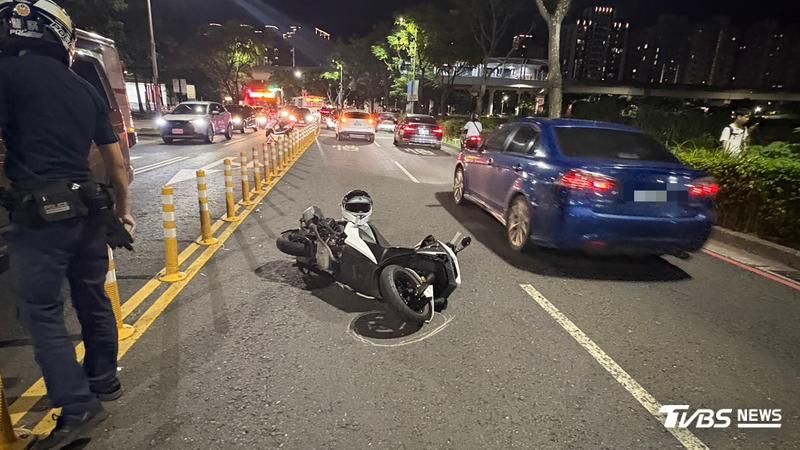 新北市淡水區昨(17)日晚間7時許發生一起驚險車禍。(圖/TVBS)