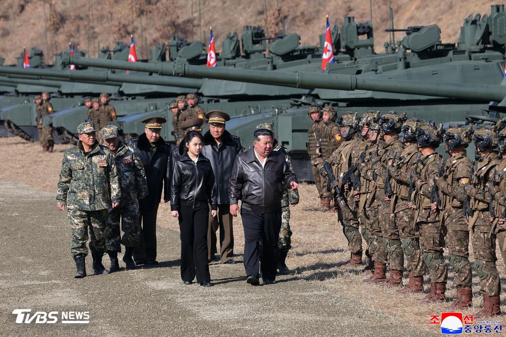 近年來金主愛頻繁與父親金正恩一起出席各大場合,被視為接班人的徵兆(圖/達志影像美聯社)