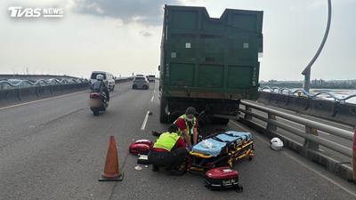 高屏大橋死亡車禍!黃牌重機追尾大貨車 騎士頭部重創慘死