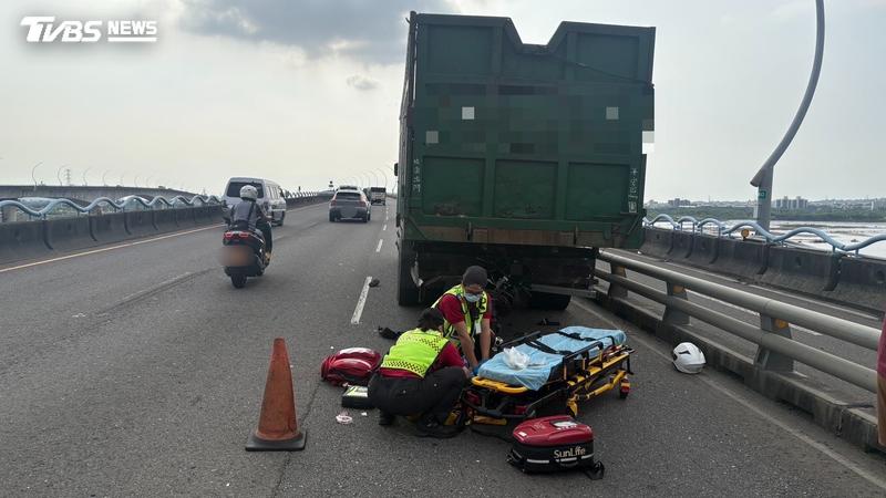 高屏大橋昨日下午發生死亡車禍。(圖/TVBS)