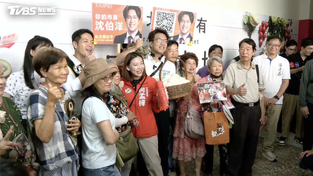 民眾送上粽子、蘿蔔、青蔥祝福沈伯洋高票當選。(圖/共訊畫面)