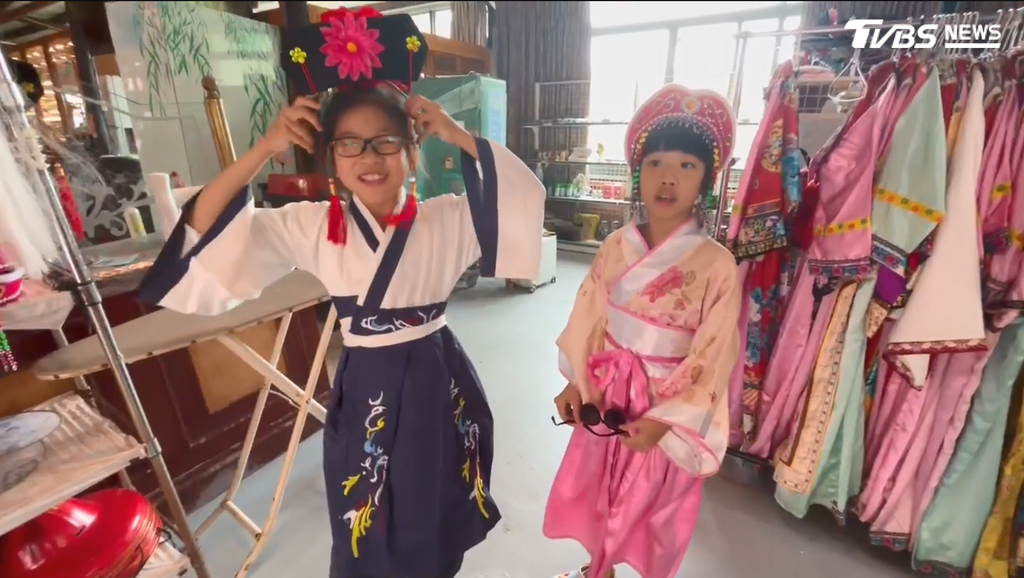 台版萬里長城相當壯觀,古城牆綿延3公里,建築古色古香,走進園區彷彿穿越歷史(圖/TVBS)