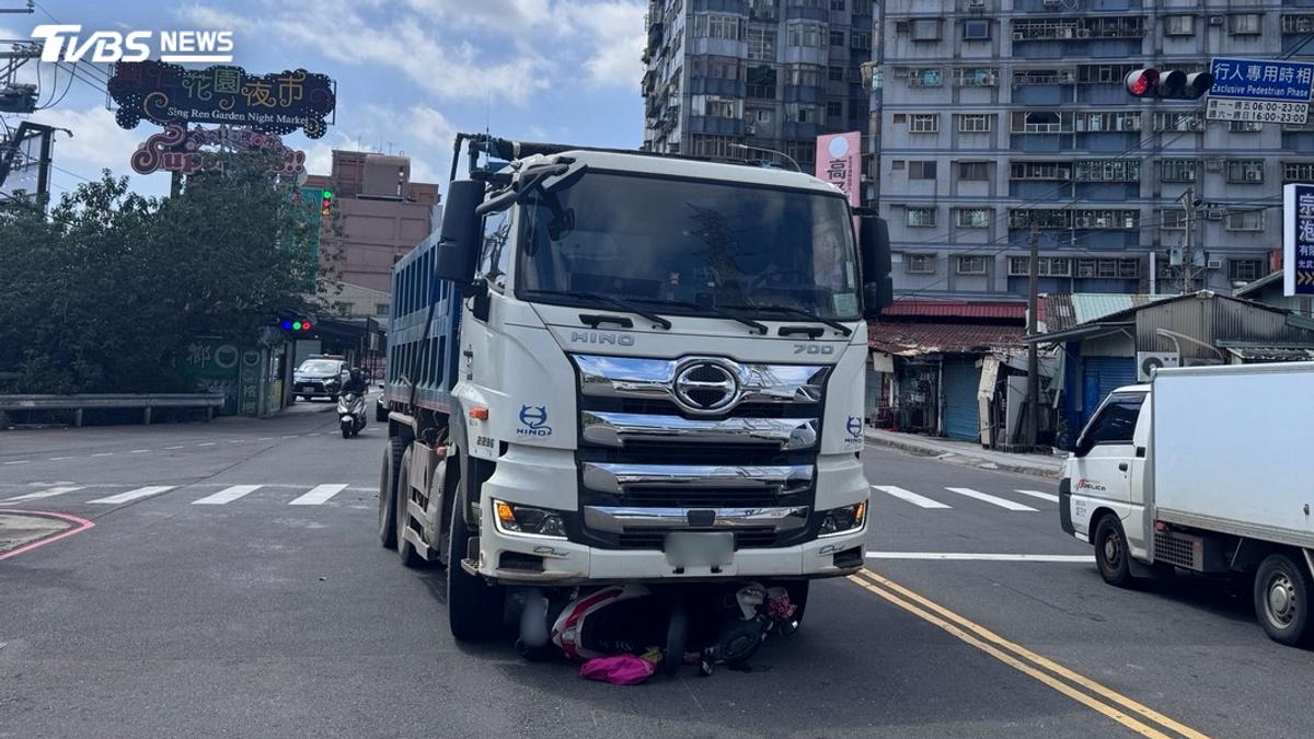 疑內輪差死角 大貨車轉彎女騎士遭捲車底