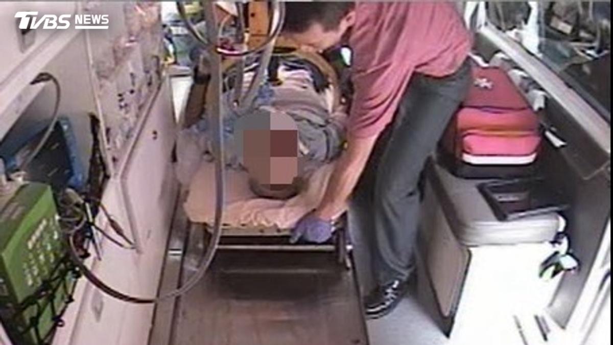 吃鴨賞噎到「沒呼吸心跳」!遊覽車急停消防分隊