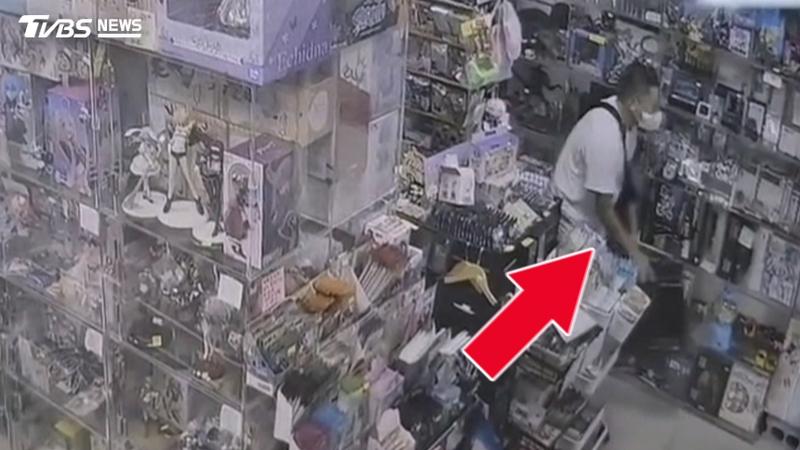 踩點1小時戴口罩行竊!男「10秒搬走萬元主機」 店家急PO網示警(圖/TVBS)