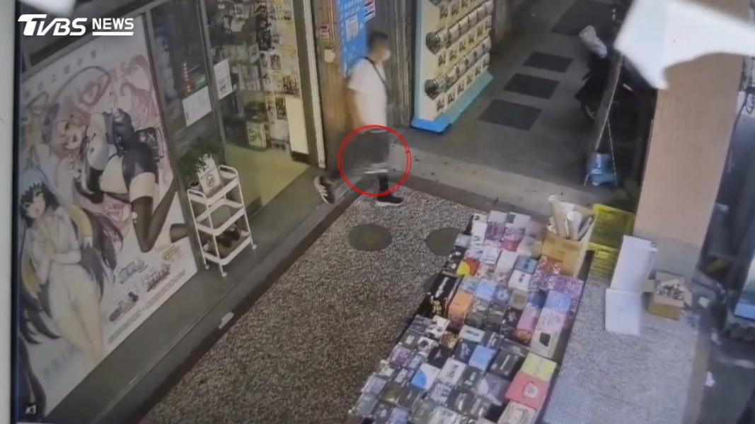踩點1小時戴口罩行竊!男「10秒搬走萬元主機」 店家急PO網示警(圖/TVBS)