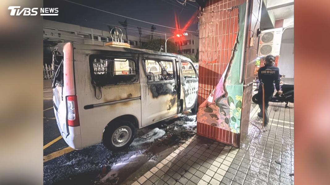 廂型車載「發煙硝酸」傾倒!整車成火球還爆炸。(圖/TVBS)