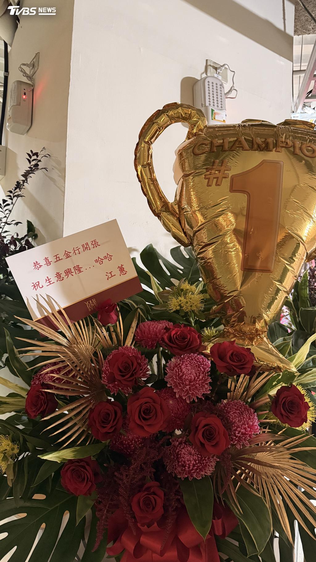 江蕙送上花籃。(圖/劉建偉攝)