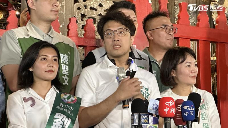民進黨台北市長參選人沈伯洋18日前往景美夜市掃街。(圖/潘袁詩羽攝)