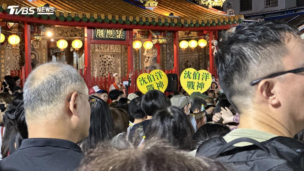 沈伯洋今天前往景美夜市掃街,人還沒到場就擠滿民眾。(圖/潘袁詩羽攝)