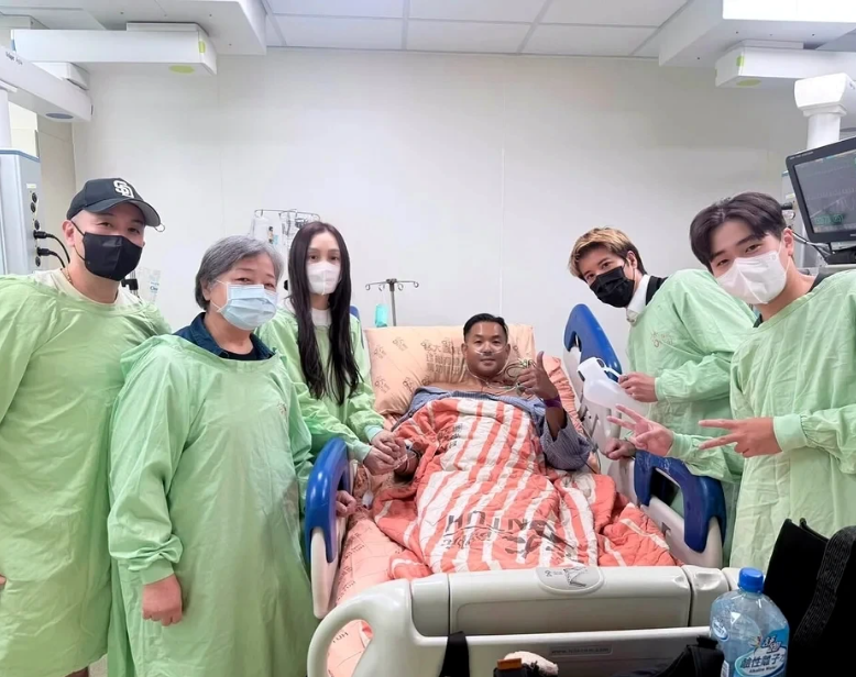 黑人分享在加護病房的合照,王力宏拿尿壺相當引起注意。(圖/翻攝陳建州臉書)
