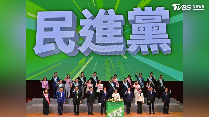 民進黨縣市長參選人、議員參選人爭相推出創意募款小物。(資料圖/胡瑞麒攝)
