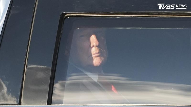 美國總統川普宣布,將禁止美國有線電視新聞台(CNN)、政治新聞網站Politico、新聞頻道MS NOW等3家媒體進入白宮,稱這些媒體持續報導「假新聞」。(圖/達志影像美聯社)