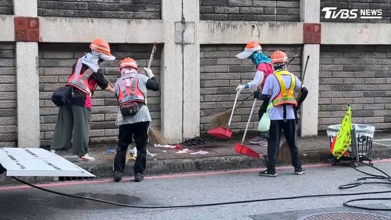 51歲鄭姓女清潔隊員遭32歲胡男騎機車高速撞擊送醫不治,同事獲報趕抵清理現場,悲痛哀戚。(圖/TVBS)