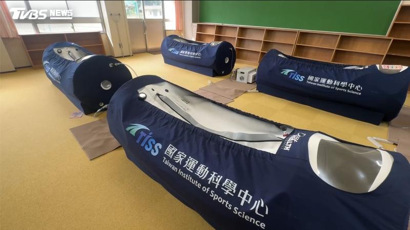 名古屋亞運中繼站裡的加壓艙站點中,提供四座加壓氧艙給選手使用。(圖/TVBS)