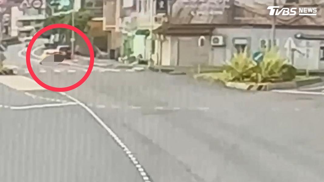 男子17日清晨尾隨早餐店老闆娘,搶走隨身包包跳上計程車逃逸。(圖/TVBS)