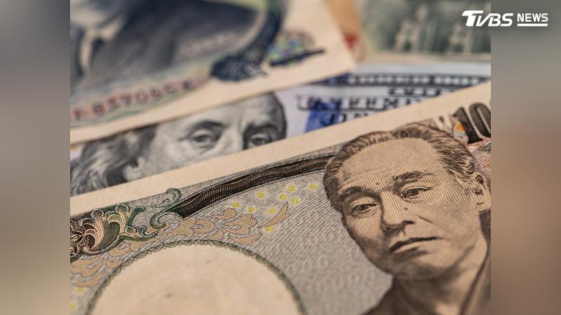 日圓對美元一度跌破 158 關卡,日本官員證實已啟動匯率檢查,防止日圓繼 7 月重挫後再度出現無預警暴貶。(圖/Shutterstock達志影像)