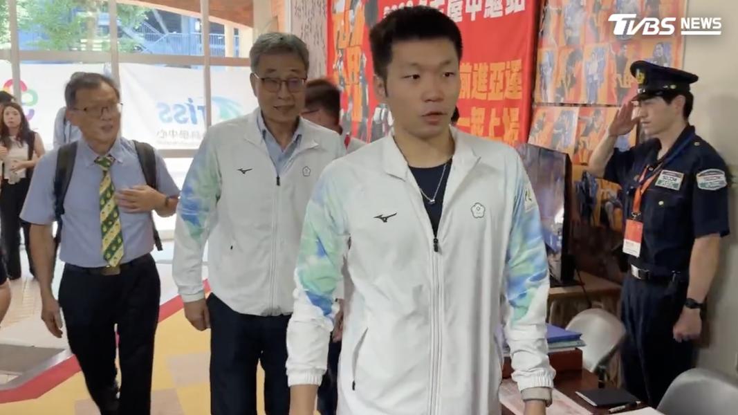 運動部長李洋一早前往名古屋中繼站。(圖/TVBS)