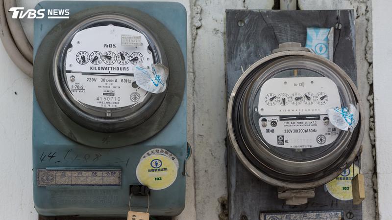 網路傳瘋電費將大漲12%,台電回應10/1起仍維持現行電價費率。(圖/Shutterstock達志影像)