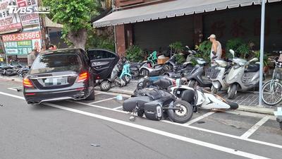 台中賓士骨牌式掃飛28汽機車 駕駛毒駕又酒駕、4人掛彩