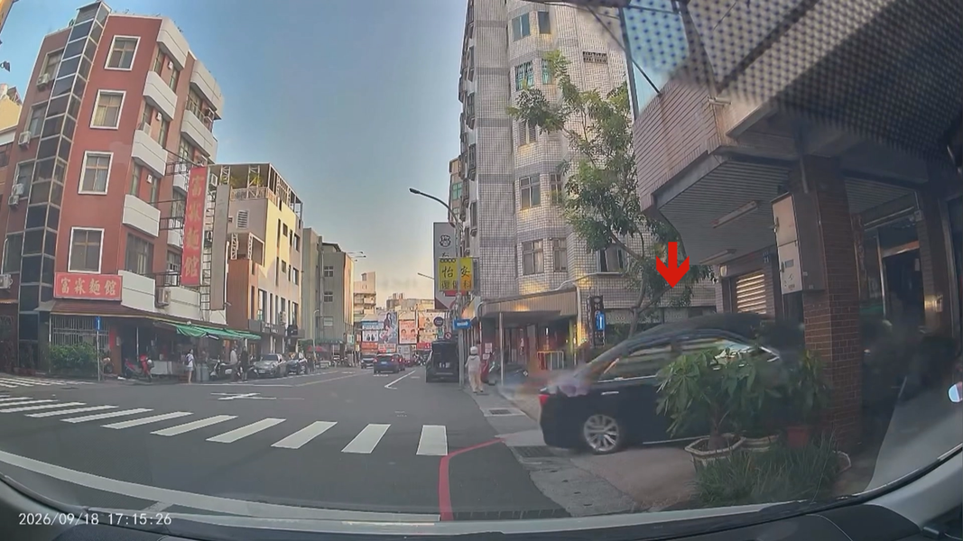黑色轎車疑似超車不慎失控,直接暴衝撞進一間西服店騎樓。(圖/翻攝Threads_hi_lion_yang )