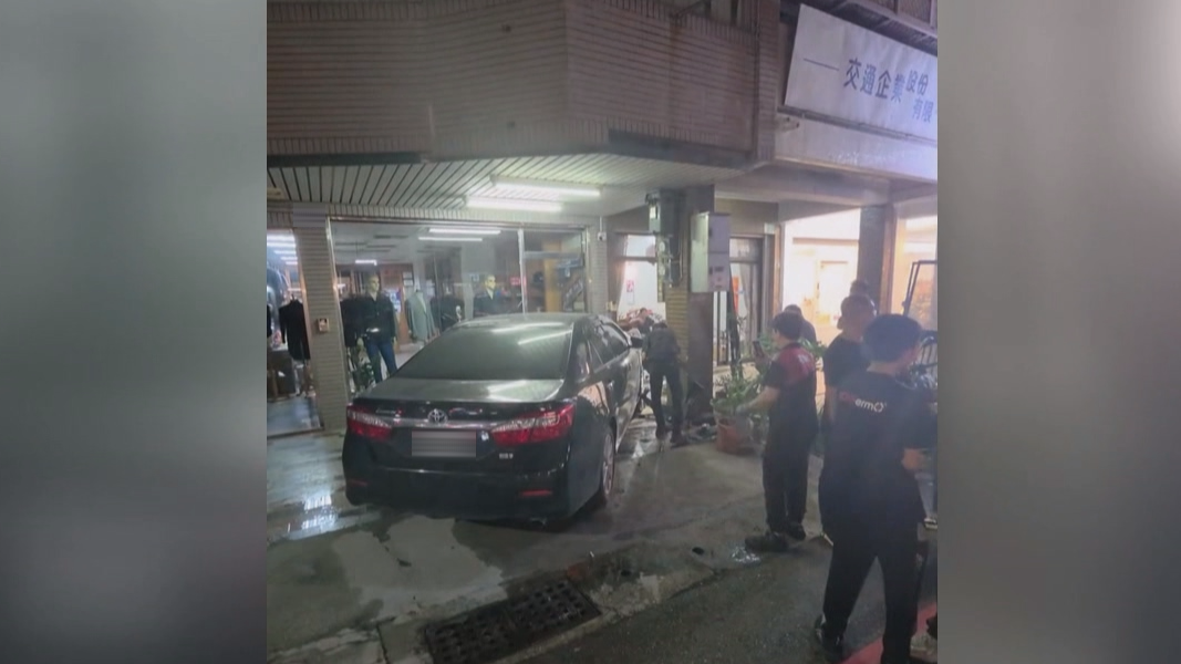 黑色轎車疑似超車不慎失控,直接暴衝撞進一間西服店騎樓。(圖/翻攝Threads_berlin_0515)