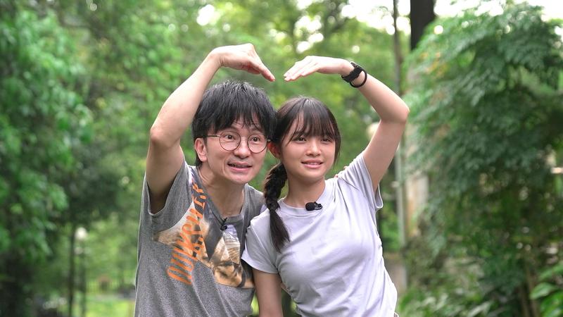 唐從聖和女兒莎莎一起出外景。(圖/台視提供)