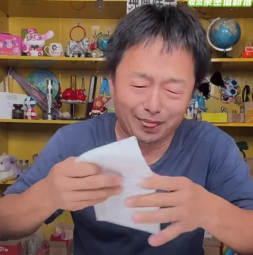 「幹飯瑩瑩」父親在直播中崩潰大哭,甚至當場下跪磕頭。(圖/翻攝自微博)