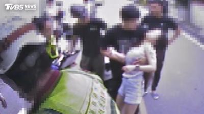 母愛撐到最後!車禍雙雙受困 媽媽確認孩子平安下一秒突暈倒
