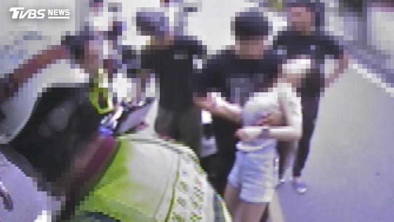 花蓮媽媽車禍脫困後先確認孩子平安,下一秒當場昏倒,送醫無大礙。(圖/TVBS)