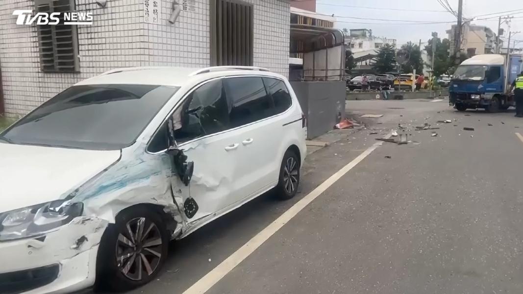 猛烈撞擊造成黃女駕駛座一側車體變形、車門卡死一度受困。(圖/TVBS)
