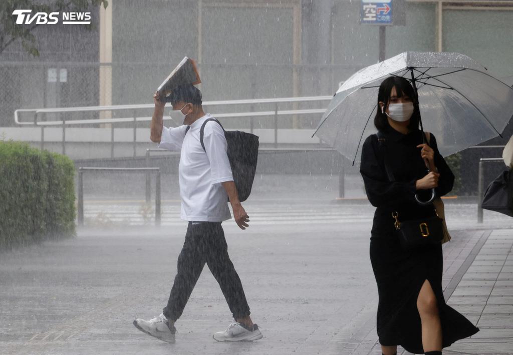杜鵑颱風持續朝向日本移動，外島已經降下暴雨　（圖／達志影像路透社）