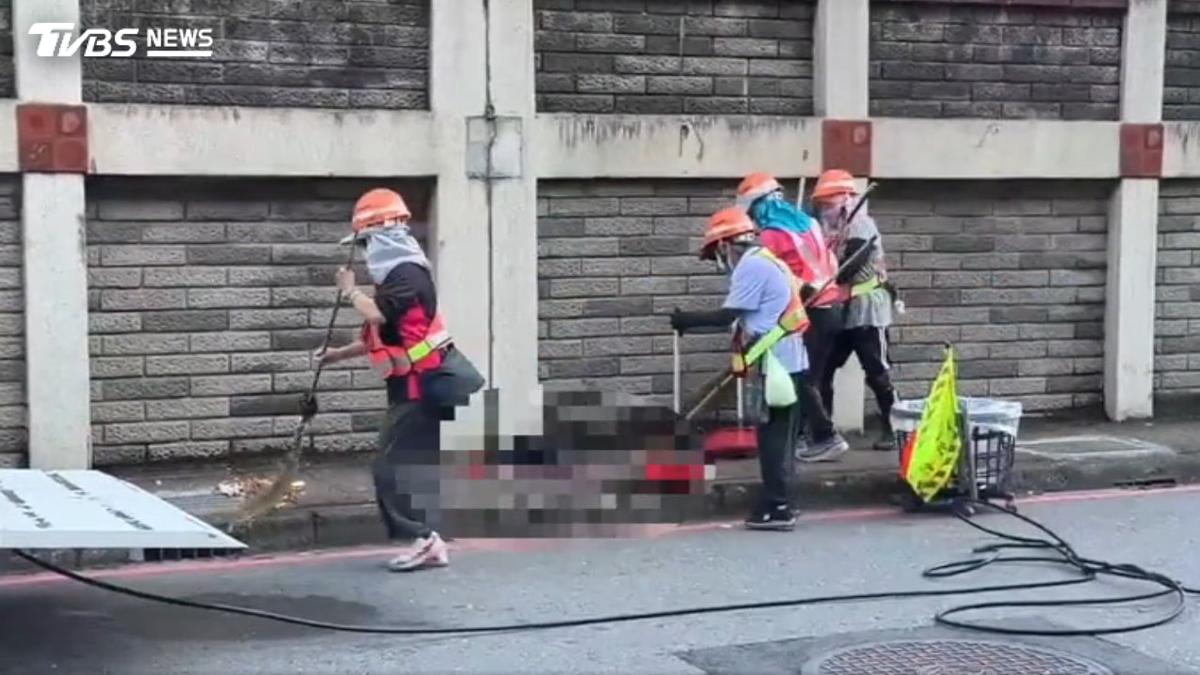 女清潔隊員值勤遭撞亡 同事悲慟清掃血跡