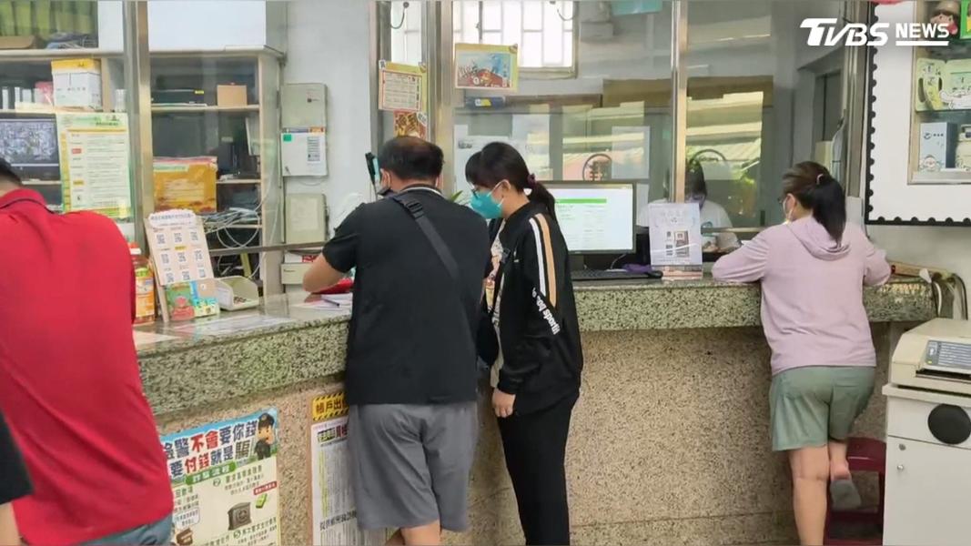 民眾無論是臨櫃或使用ATM存款,都應特別留意金額是否正確。(圖/TVBS)