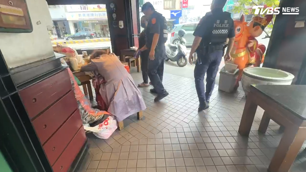 女子攜帶大量個人物品進入店內,占據座位長達近一週。(圖/TVBS)