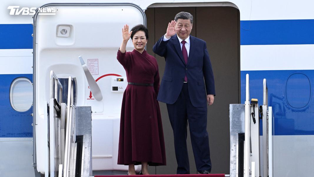 央視與官方媒體播放的畫面中,刻意剪掉了他走下飛機舷梯的鏡頭,而流出的影片則顯示他下梯時動作僵硬。(圖/達志影像路透社)